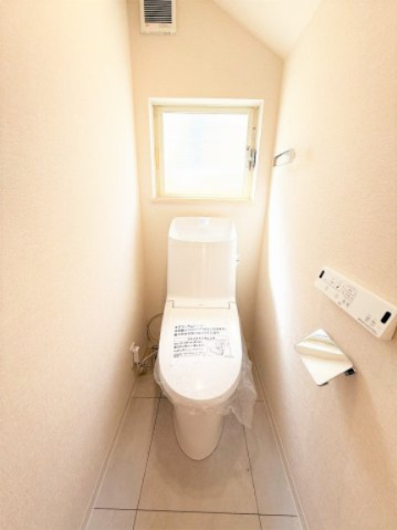 【トイレ】 | 【仲介手数料２７０万円が無料！！】■フルリフォーム済■おしゃれなデザイン空間 | 【諸費用２７０万円ＯＦＦです！！】
■フルリフォーム済！
■おしゃれなデザインの空間！
■陽当り良好！
■３ＬＤＫ＋車庫
■高台
■内覧可