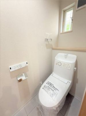 【トイレ】 | 【仲介手数料２７０万円が無料！！】■フルリフォーム済■おしゃれなデザイン空間 | 【諸費用２７０万円ＯＦＦです！！】
■フルリフォーム済！
■おしゃれなデザインの空間！
■陽当り良好！
■３ＬＤＫ＋車庫
■高台
■内覧可