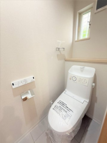 【トイレ】 | 【仲介手数料２７０万円が無料！！】■フルリフォーム済■おしゃれなデザイン空間 | 【諸費用２７０万円ＯＦＦです！！】
■フルリフォーム済！
■おしゃれなデザインの空間！
■陽当り良好！
■３ＬＤＫ＋車庫
■高台
■内覧可