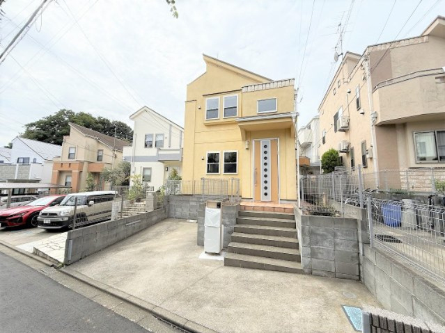 【外観】 | 【仲介手数料２７０万円が無料！！】■フルリフォーム済■おしゃれなデザイン空間 | 【諸費用２７０万円ＯＦＦです！！】
■フルリフォーム済！
■おしゃれなデザインの空間！
■陽当り良好！
■３ＬＤＫ＋車庫
■高台
■内覧可