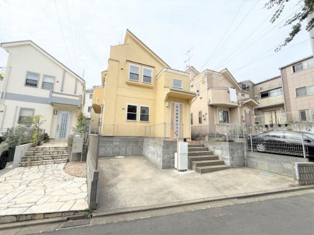 【外観】 | 【仲介手数料２７０万円が無料！！】■フルリフォーム済■おしゃれなデザイン空間 | 【お得な諸費用サービスキャンペーン中！！】
■詳細は「物件概要」の「諸費用」欄をご確認下さい！
■フルリフォーム済！
■おしゃれなデザインの空間！
■陽当り良好！
■３ＬＤＫ＋車庫
■高台
■内覧可