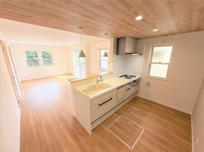 【キッチン】 | 【仲介手数料２７０万円が無料！！】■フルリフォーム済■おしゃれなデザイン空間 | 【お得な諸費用サービスキャンペーン中！！】
■詳細は「物件概要」の「諸費用」欄をご確認下さい！
■フルリフォーム済！
■おしゃれなデザインの空間！
■陽当り良好！
■３ＬＤＫ＋車庫
■高台
■内覧可