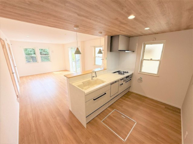 【キッチン】 | 【仲介手数料２７０万円が無料！！】■フルリフォーム済■おしゃれなデザイン空間 | 【お得な諸費用サービスキャンペーン中！！】
■詳細は「物件概要」の「諸費用」欄をご確認下さい！
■フルリフォーム済！
■おしゃれなデザインの空間！
■陽当り良好！
■３ＬＤＫ＋車庫
■高台
■内覧可