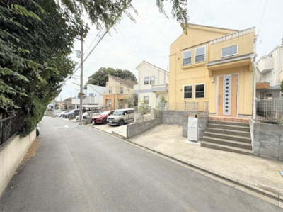 【前面道路含む現地写真】 | 【仲介手数料２７０万円が無料！！】■フルリフォーム済■おしゃれなデザイン空間 | 【諸費用２７０万円ＯＦＦです！！】
■フルリフォーム済！
■おしゃれなデザインの空間！
■陽当り良好！
■３ＬＤＫ＋車庫
■高台
■内覧可