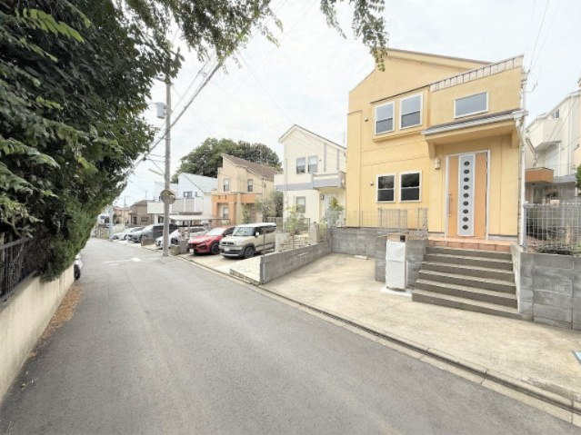 【前面道路含む現地写真】 | 【仲介手数料２７０万円が無料！！】■フルリフォーム済■おしゃれなデザイン空間 | 【諸費用２７０万円ＯＦＦです！！】
■フルリフォーム済！
■おしゃれなデザインの空間！
■陽当り良好！
■３ＬＤＫ＋車庫
■高台
■内覧可