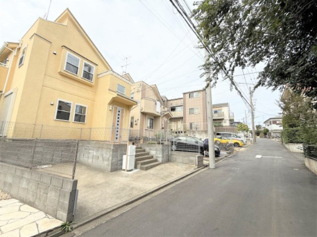 【前面道路含む現地写真】 | 【仲介手数料２７０万円が無料！！】■フルリフォーム済■おしゃれなデザイン空間 | 【諸費用２７０万円ＯＦＦです！！】
■フルリフォーム済！
■おしゃれなデザインの空間！
■陽当り良好！
■３ＬＤＫ＋車庫
■高台
■内覧可