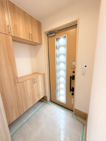 【玄関】 | 【仲介手数料２７０万円が無料！！】■フルリフォーム済■おしゃれなデザイン空間 | 【諸費用２７０万円ＯＦＦです！！】
■フルリフォーム済！
■おしゃれなデザインの空間！
■陽当り良好！
■３ＬＤＫ＋車庫
■高台
■内覧可