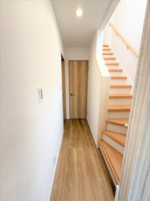 【玄関】 | 【仲介手数料２７０万円が無料！！】■フルリフォーム済■おしゃれなデザイン空間 | 【諸費用２７０万円ＯＦＦです！！】
■フルリフォーム済！
■おしゃれなデザインの空間！
■陽当り良好！
■３ＬＤＫ＋車庫
■高台
■内覧可