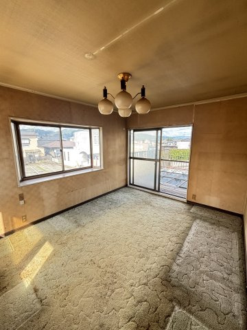 【洋室】 | 山鹿市鹿校通2丁目店舗 | 2階洋室・2面採光で明るいです！