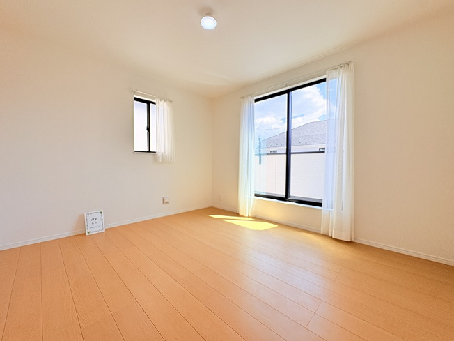【寝室】 | 新座市石神4丁目　新築一戸建住宅　全13棟　(保谷店) | 2階7.0帖/バルコニーと繋がる開放感のあるお部屋。お布団もサッと天日干ししやすいです。