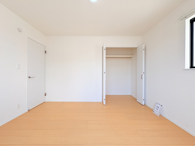 【寝室】 | 新座市石神4丁目　新築一戸建住宅　全13棟　(保谷店) | 2階7.0帖/バルコニーと繋がる開放感のあるお部屋。お布団もサッと天日干ししやすいです。