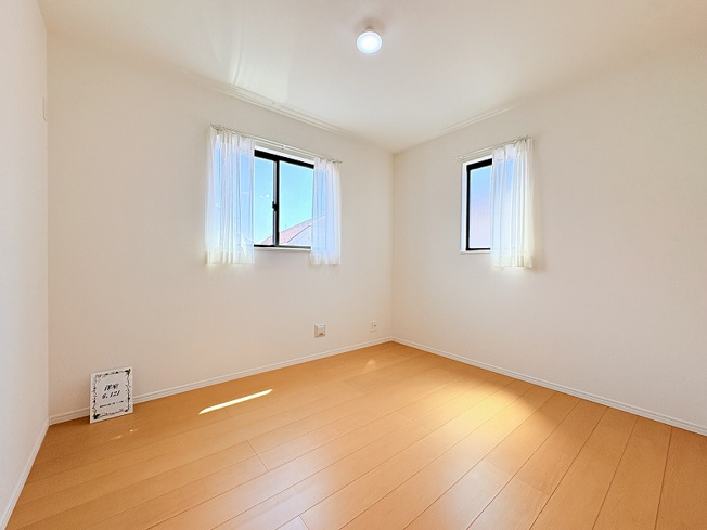 【洋室】 | 新座市石神4丁目　新築一戸建住宅　全13棟　(保谷店) | 2階6.12帖/2面採光につき暖かな陽射しが差し込みます。
