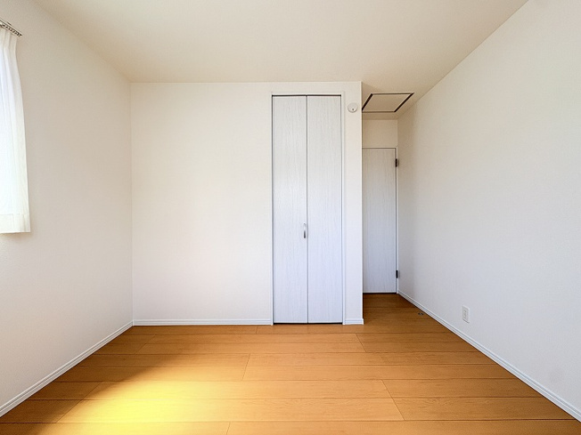 【洋室】 | 新座市石神4丁目　新築一戸建住宅　全13棟　(保谷店) | 2階6.12帖/2面採光につき暖かな陽射しが差し込みます。
