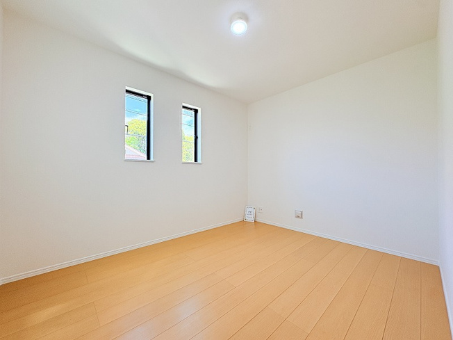 【洋室】 | 新座市石神4丁目　新築一戸建住宅　全13棟　(保谷店) | 2階5.75帖/落ち着いた色味のクロスとフローリングでほっと一息つける空間。