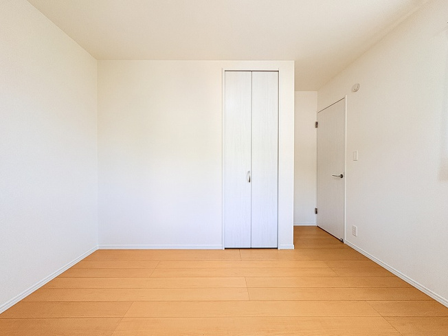 【洋室】 | 新座市石神4丁目　新築一戸建住宅　全13棟　(保谷店) | 2階5.75帖/落ち着いた色味のクロスとフローリングでほっと一息つける空間。