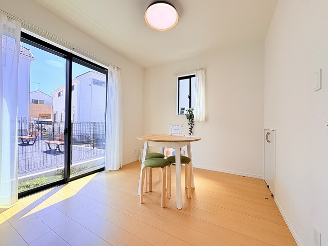 【子供部屋】 | 新座市石神4丁目　新築一戸建住宅　全13棟　(保谷店) | 1階4.5帖/リビング横に設置された個室はお子様の遊び場としても便利です。※画像内の家具・小物類等は販売価格に含まれません。