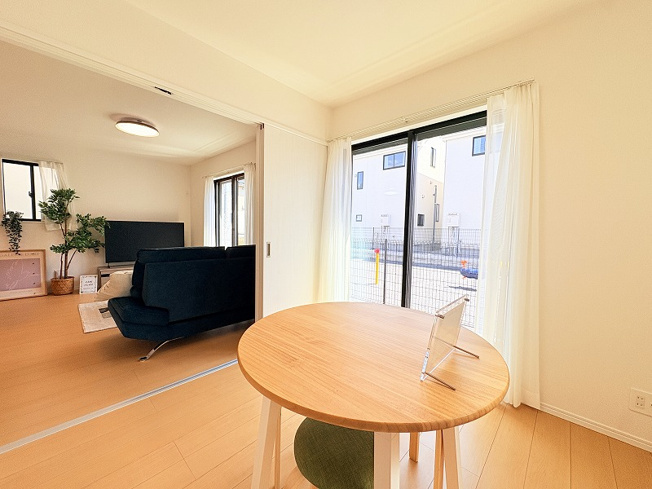 【子供部屋】 | 新座市石神4丁目　新築一戸建住宅　全13棟　(保谷店) | 1階4.5帖/リビング横に設置された個室はお子様の遊び場としても便利です。※画像内の家具・小物類等は販売価格に含まれません。