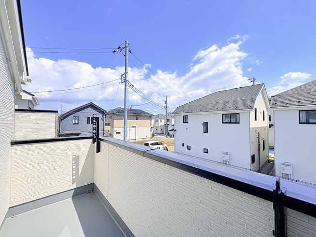 【バルコニー】 | 新座市石神4丁目　新築一戸建住宅　全13棟　(保谷店) | 陽当たり良くお洗濯に便利なバルコニー。