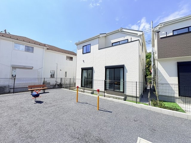 【外観】 | 新座市石神4丁目　新築一戸建住宅　全13棟　(保谷店) | 物件裏手には公園が新設されています。