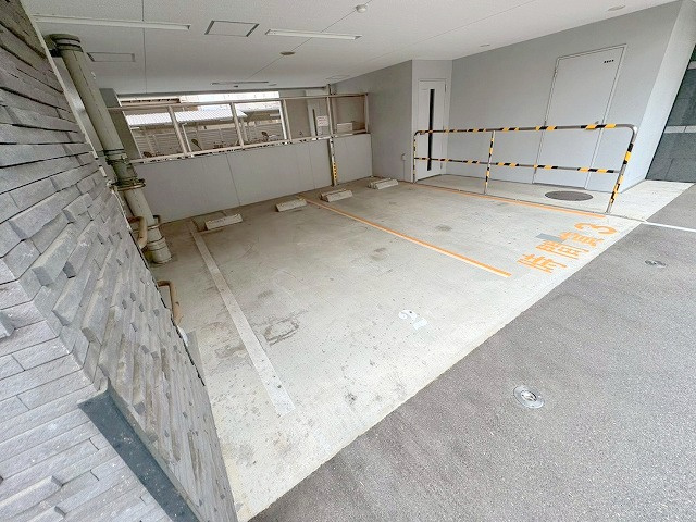 グランカリテ新大阪WESTの駐車場