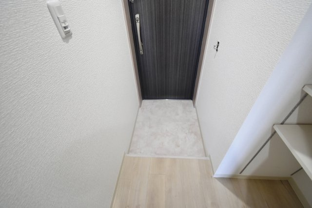 Lustore西宮北口の玄関|クロスや床はパターンいろいろあります