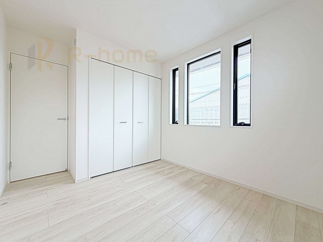 水戸市本町1期　新築戸建て　1号棟の洋室|どんな部屋家具も合わせやすいシンプルな洋室！
たっぷりの日差しと心地よい風が舞い込む住まい♪