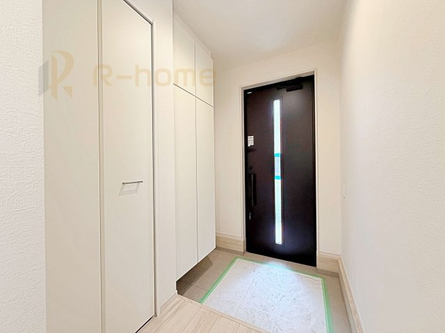 水戸市本町1期　新築戸建て　1号棟の玄関|気持ちよくご家族やゲストを送迎できる穏やかな雰囲気の玄関♪大きな下駄箱で玄関廻りスッキリ♪