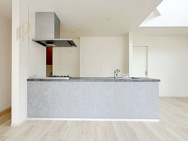 水戸市本町1期　新築戸建て　1号棟のキッチン|料理をしながら会話も楽しめる対面式キッチン！コンロ前も壁がない嬉しい仕様♪