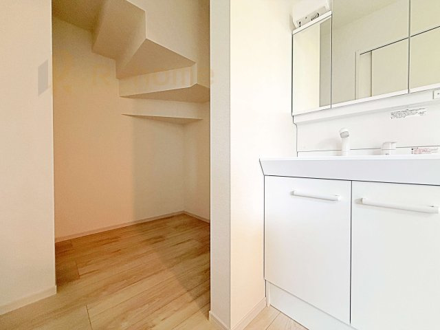 水戸市本町1期　新築戸建て　1号棟の洗面所|タオルや衣類の収納に便利なリネン庫！洗面所を広く使えます♪