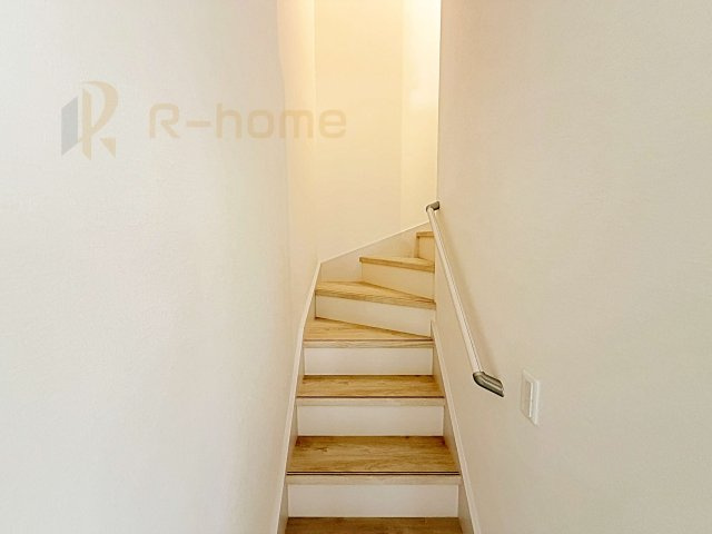 水戸市本町1期　新築戸建て　1号棟の内装|手すりのついた階段！小さなお子様の利用も一安心です♪