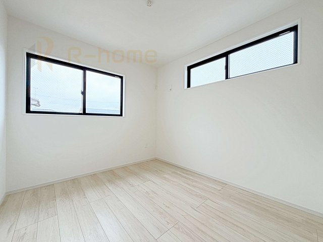 水戸市本町1期　新築戸建て　1号棟の洋室|2面窓の風通しの良い洋室です♪差し込む暖かな陽当たりで、室内がくつろげる空間に早変わりです♪