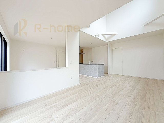 水戸市本町1期　新築戸建て　1号棟の居間・リビング|広々としたLDK♪自然と家族が集まるリビング階段プラン♪