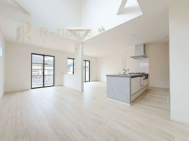 水戸市本町1期　新築戸建て　1号棟の居間・リビング|広々としたLDK♪上部吹抜けの開放的な空間！