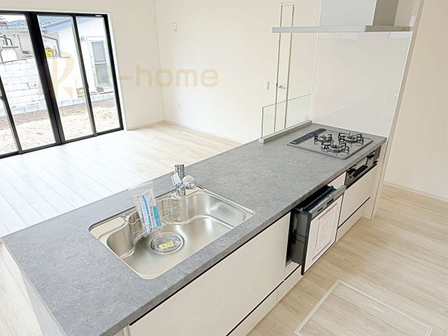 水戸市本町1期　新築戸建て　1号棟のキッチン|料理をしながら家族とコミュニケーションが取れる対面式システムキッチン。嬉しいビルトイン食洗機付き！