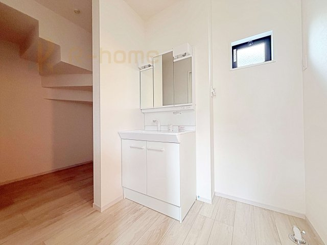 水戸市本町1期　新築戸建て　1号棟の洗面所|清潔感溢れる洗面台は嬉しい三面鏡♪リネン庫付きで着替えやタオルもスッキリ収納！