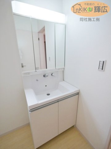 加古郡播磨町北野添（全3棟）1号棟の独立洗面台|同社施工例です。