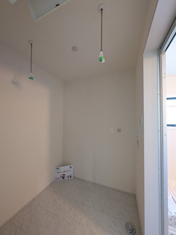 【ランドリースペース】 | リーブルガーデン.S高崎市上小鳥町第6ー① | 脱衣室には室内物干しも設置してあります♪