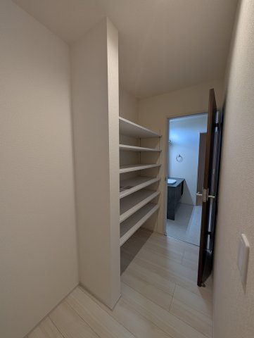 【設備】 | リーブルガーデン.S高崎市上小鳥町第6ー① | キッチン裏のパントリールーム♪