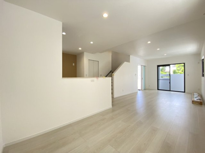 【居間・リビング】 | 嘉手納屋良（全6棟）3・4号棟 | 4号棟　LDK19.8帖♪人気のリビング階段＆階段下収納付き♪