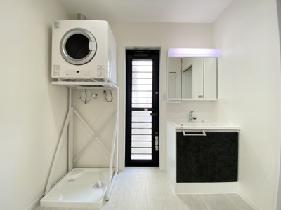 【独立洗面台】 | 嘉手納屋良（全6棟）3・4号棟 | 4号棟　ガス衣類乾燥機付き♪三面鏡付き洗面台♪