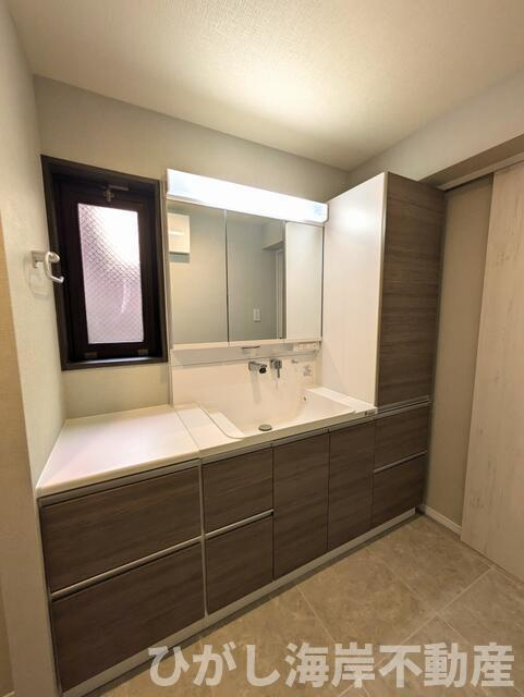 ライオンズテラス鵠沼の独立洗面台|新規リフォーム完了！　三面鏡化粧台