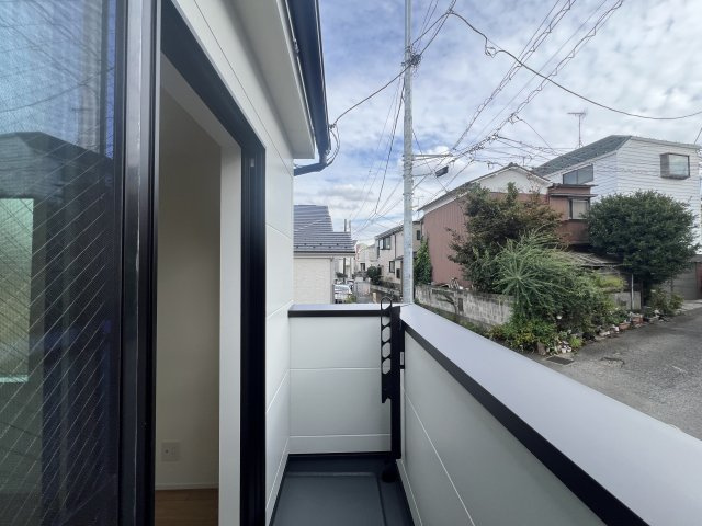コンパクトサイズでも３ＬＤＫ♪この位でもイイよね！【鶴見区北寺尾6丁目】新築戸建のバルコニー|暖かな日差しのふりそそぐバルコニー