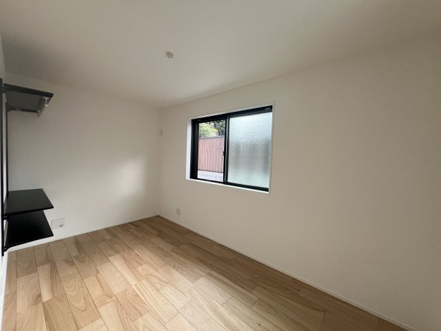 コンパクトサイズでも３ＬＤＫ♪この位でもイイよね！【鶴見区北寺尾6丁目】新築戸建の洋室|落ち着いた色調の洋室です