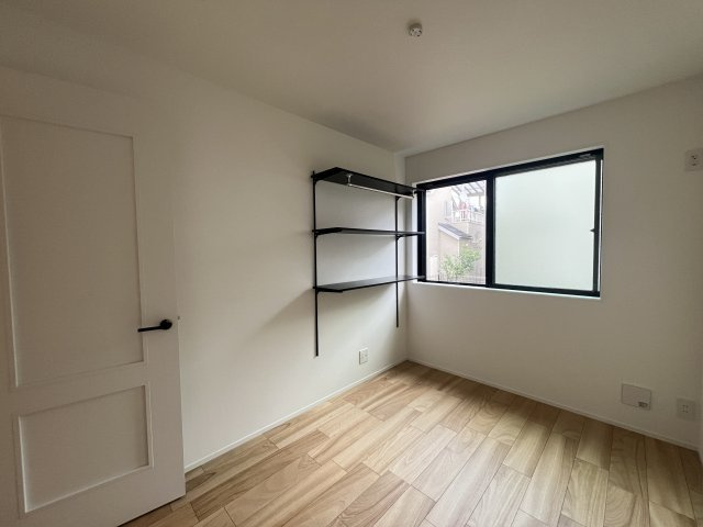 コンパクトサイズでも３ＬＤＫ♪この位でもイイよね！【鶴見区北寺尾6丁目】新築戸建の洋室|使い勝手のいい洋室です