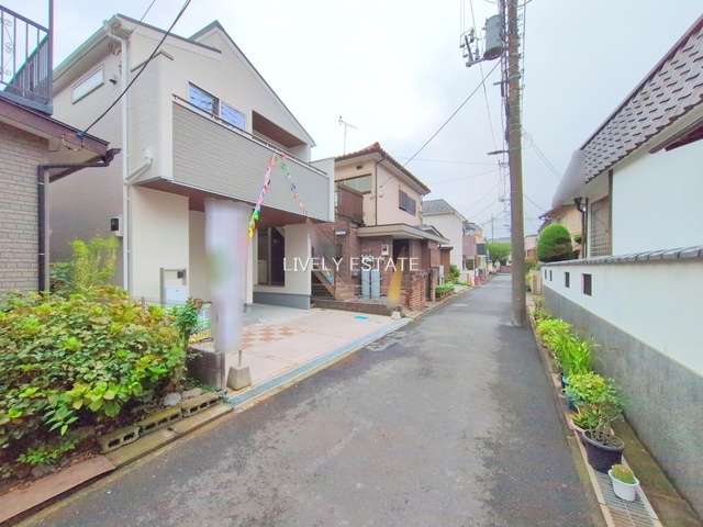 草加市八幡町 新築分譲住宅の前面道路含む現地写真