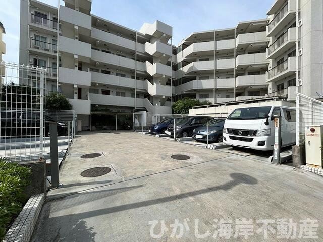 パークハウス鵠沼海岸の駐車場| 敷地内駐車場