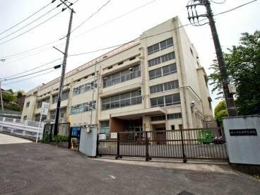 日下小学校まで681m