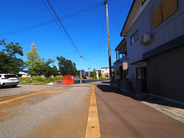 【前面道路含む現地写真】 | 【中古戸建住宅】大仙市大曲あけぼの町６LDK 中古戸建て住宅 大曲小学校800m 大曲の花火会場目の前200m車庫あり