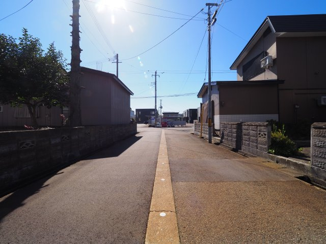 【前面道路含む現地写真】 | 【中古戸建住宅】大仙市大曲あけぼの町６LDK 中古戸建て住宅 大曲小学校800m 大曲の花火会場目の前200m車庫あり