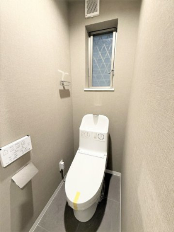 【トイレ】 | 仲介手数料２４０万円が無料！！】■フルリフォーム済■３ＬＤＫ＋車庫 | 【諸費用２４０万円ＯＦＦです！】 
■フルリフォーム済
■おしゃれなデザイン
■３ＬＤＫ＋車庫
■土日祝、平日も内覧可能
